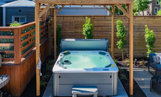 St. Catharines House | Sleeps 10 Near Niagara Falls|Hot Tub|Playroom|ADU
