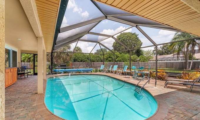 McGregor House | Sleeps 12! Centrally located in Ft Myers. Easy access to beaches and downtown.