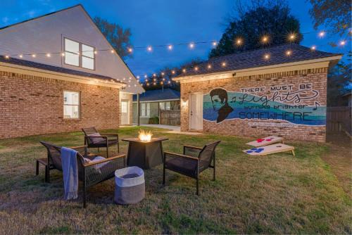Vollintine-Evergreen House | Sleeps 12 Shuffleboard Fire Pit Near Beale St