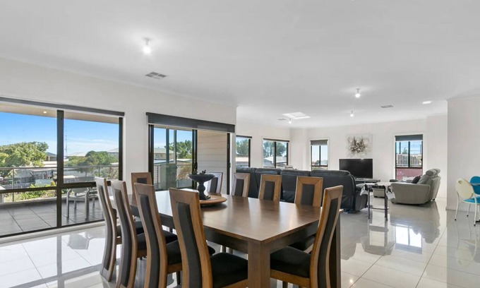 Moonta Bay House | Sleeps 14 - 3 minute walk to beach, 5 minute drive to "The Dunes" Golf Course