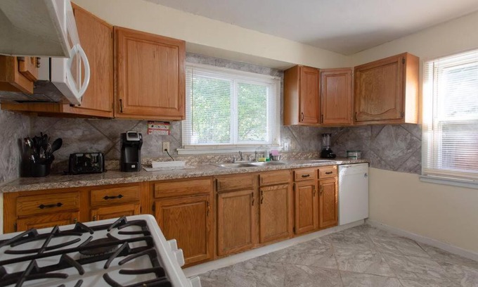 Dearborn Heights Apartment | Sleeps 14plus, 15mins Drive to Downtown Detroit