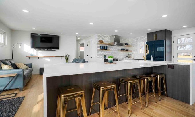 Aurora House | Sleeps 16 - 15 min/Downtown, 10 min/Medical Center