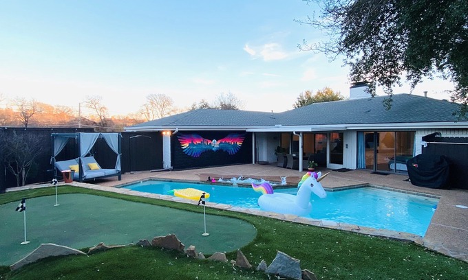 Lake Highlands House | Sleeps 18 & Heated Pool & MiniGolf by Uptown Dallas