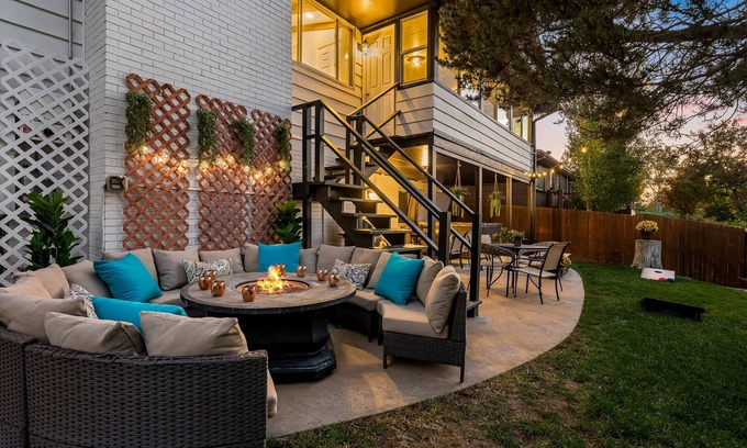 Scenic Heights House | Sleeps 20, Hot Tub, 20mins to Denver/Red Rocks, 1.5hrs to skiing/mountains