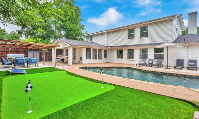 North Richland Hills House | Sleeps 20 w Heated Pool & HotTub by Stockyards DFW