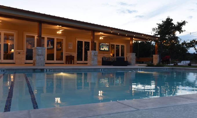 Utopia House | Sleeps 33, Private pool & putting green,10 min from Garner State Park, Frio Riv.