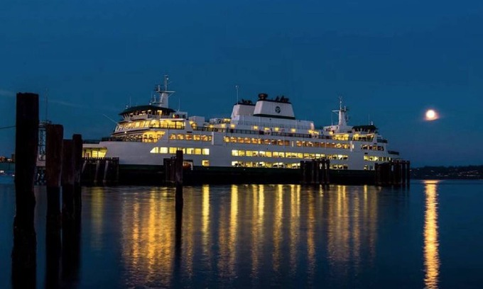 Clinton House | ✫ SLEEPS 36+ / Views / 3-Stories / Retreats & Reunions ✫