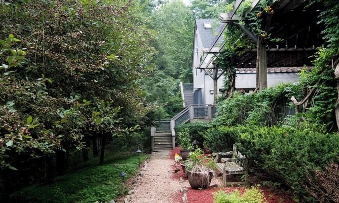 Castleton House | Sleeps 4 w/screen porch and private Hot Tub