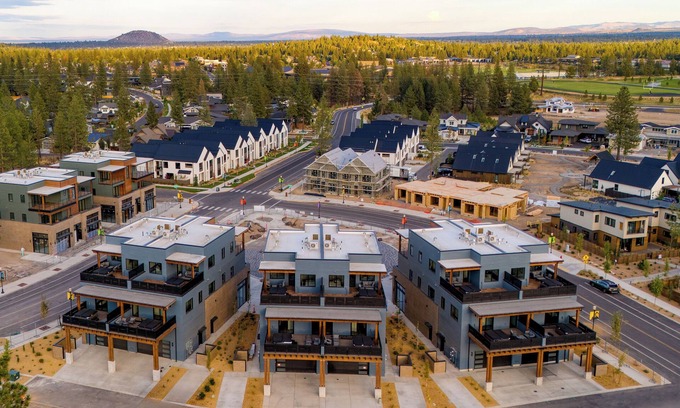 Bend House | Sleeps 40! 8 Modern Units/20 BDRs w/Deck+Hot Tub, 10mins to Downtown & Old Bend