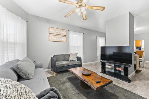New Bedford Apartment | Sleeps 5 near ferry, train to Boston and downtown 3br apartment