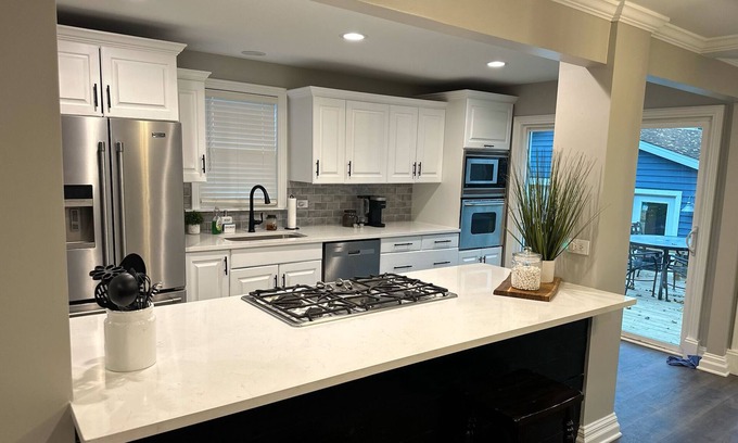 Yorkville House | Sleeps 5, Riverview, Game room, W/D, 12 mi to Naperville, Backyard, Parking,King