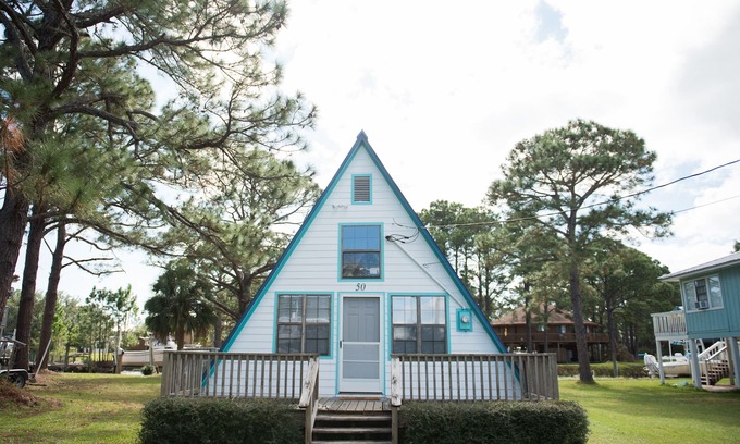 Alligator Point House | Sleeps 6 and prime fishing