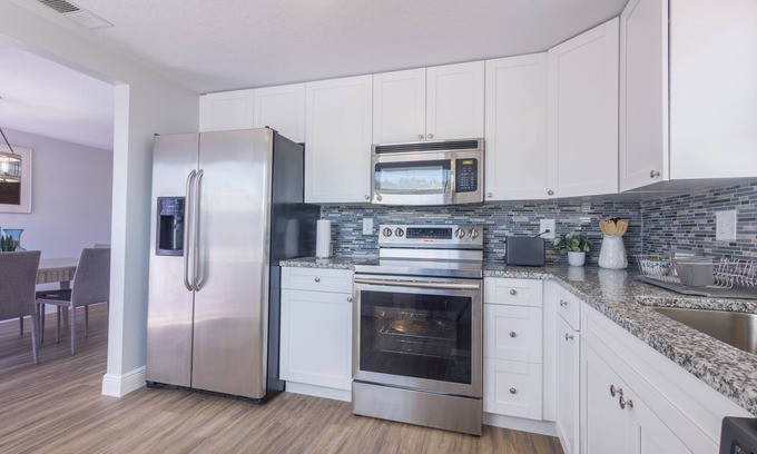 Bearss Plaza Villa | Sleeps 6 Hot Tub Fenced Yard Cozy Chic