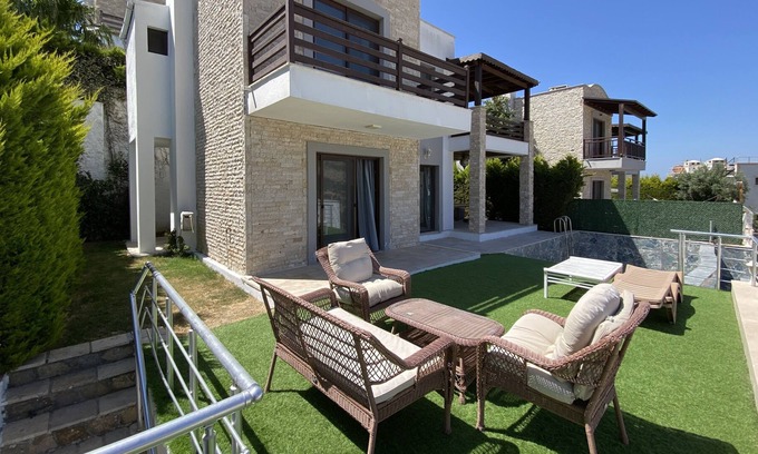 Gundogan Villa | Sleeps 6, Luxury Villa with a Private Pool - AWZ 303