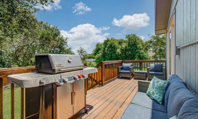 Hitchcock House | Sleeps 8 | 20 Min to Galveston | Gated | Grill