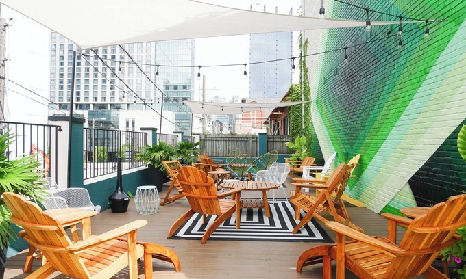 Rutledge Hill House | Sleeps 8 | 4 Stylish Suites in SoBro Near Music & Dining – by AvantStay