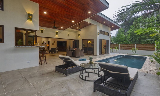 Dominical House | Sleeps 8, Brand New, private pool, steps from beach, dining and shopping