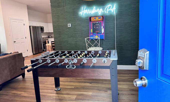 Linglestown Cottage | Sleeps 8! Foosball+Arcade, Private Courtyard, Parking, Washer+Dryer. Great home!