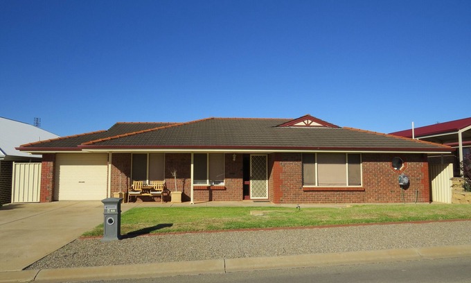 Wallaroo House | Sleeps 8, in the Marina Cove, five minute walk to Ale House