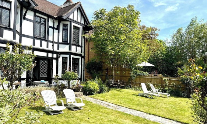 Wraysbury House | Sleeps 8 Thamefront Gem w/PetsOK, Free Parking