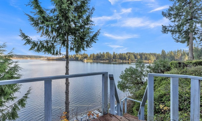 Longbranch House | Sleeps 9, Family, dog friendly, waterfront beach house.