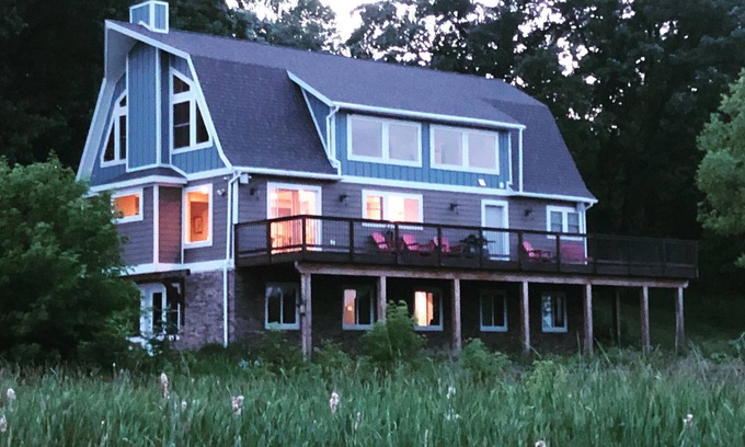 Dalton House | Sleeps groups to 12! Modern open spaces. Yoga loft. Deck. Kitchen. Peaceful.