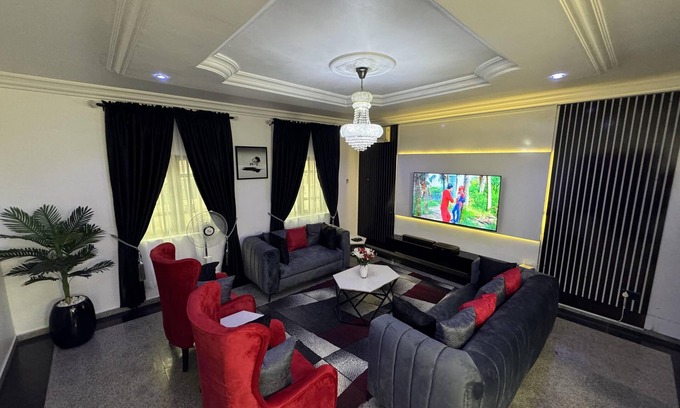 Lagos House | Sleeps6- WiFi- SmartTV- w/d
