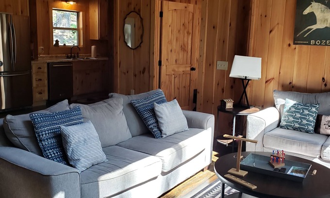 Frenchburg Cabin | Sleepy Hollow 2-bedroom cabin with Hot Tub, WiFi near Red River Gorge