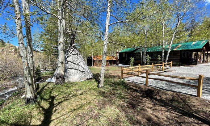 Allenspark House | Sleepy Hollow in Ferncliff - Hot Tub