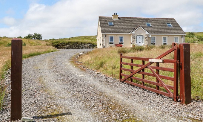 Donegal Apartment | SLEIBHTE SLIABH LIAG, family friendly in Carrick, County Donegal