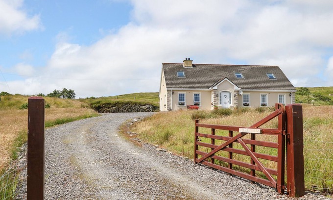 Donegal Cottage | SLEIBHTE SLIABH LIAG, family friendly in Carrick, County Donegal