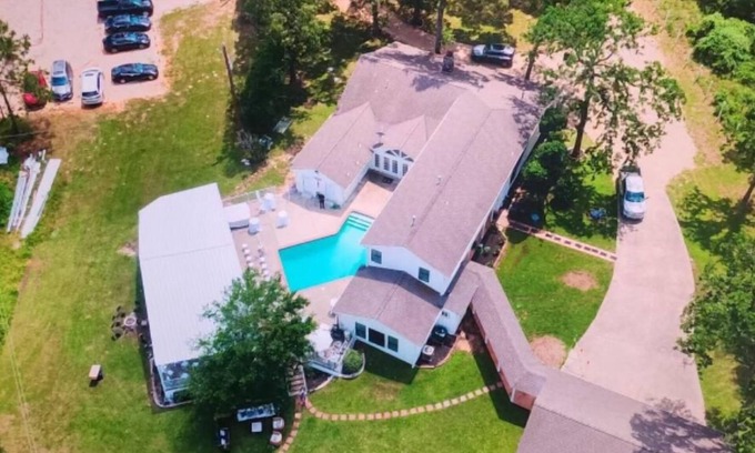 Magnolia House | Sleps 24 VENUE, Pool, Spa, Lake, Pet OK, 16 beds 8 bath 50 car parking