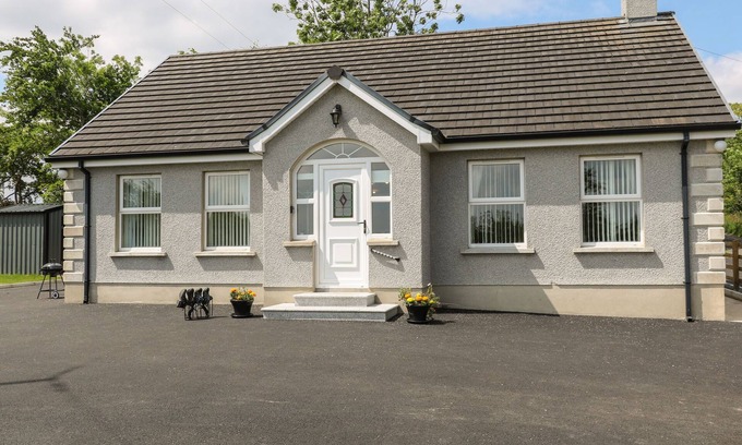 Magherafelt Cottage | SLIEVE GALLION COTTAGE, family friendly, with a garden in Moneymore