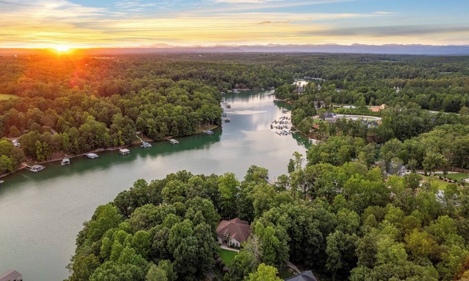 Saxony Forest House | Slow down at Idle Cove on Lake Keowee. Private Dock and only 25 min to Clemson!