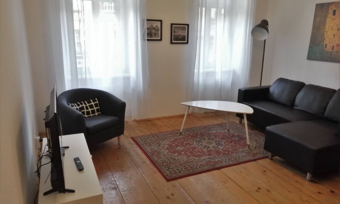 Funfhaus Apartment | small apartment: close to the subway, quiet courtyard