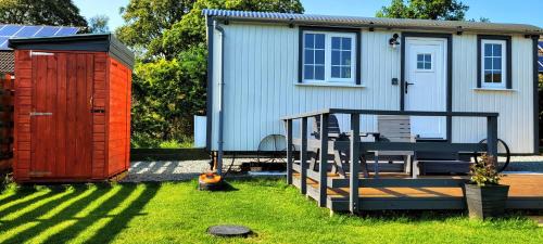 Balmacara Other | Small Cozy Shepherd hut 20 by 7 feet with boxed in high double bed