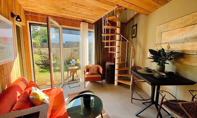 Bono Apartment | Small duplex with garden, near the charming port of Le Bono, pets welcome