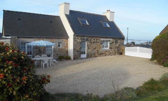 Plougrescant House | Small fisherman house for 5 people with garden and sea views