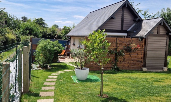 Franqueville-Saint-Pierre House | Small house near Rouen parking space + car charging socket