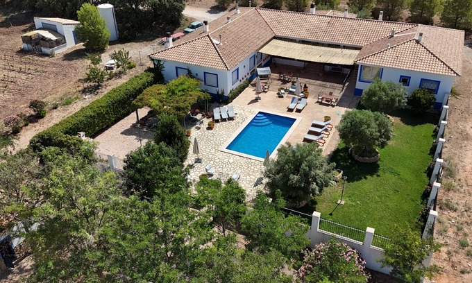 Alpera Bed & Breakfast | Small hotel among vineyards with swimming pool and fireplace, pet friendly