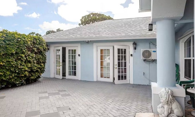 Florida Ridge House | Small Studio apartment