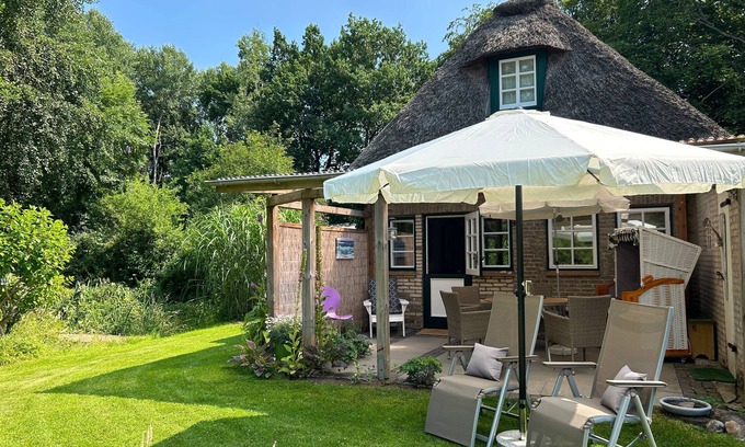 Silberstedt Apartment | Small thatched house with lovely furnishings and garden - Kleines Reethaus