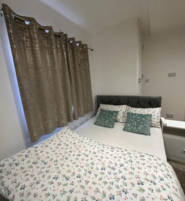 Downham House | Smart Cosy/Small Double Room in Oakridge Road Bromley