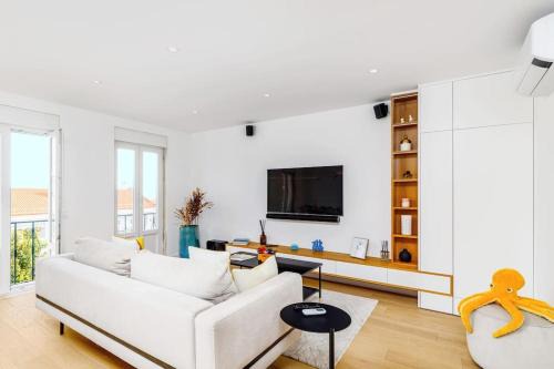 Santa Engracia Apartment | Smart Flat River views & NTFlix by Homeful Homes