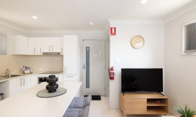 Rocklea Apartment | Smart Suites Self Check-in Apartments - W Freney