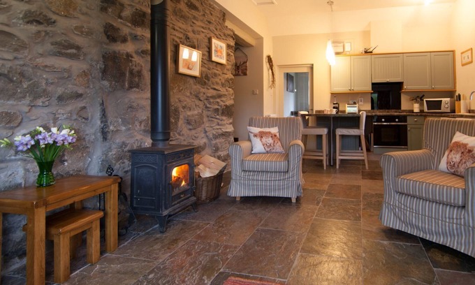 Blairgowrie Cottage | Smiddy Cottage - a cottage that sleeps 4 guests in 2 bedrooms