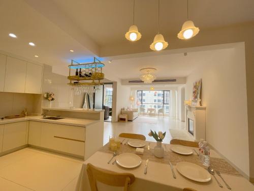 Yongding Apartment | SmileNest Downtown 3 Beds for 6-10 Guests Attraction Ticket Service to Mountain Ideal for Families Group Stays