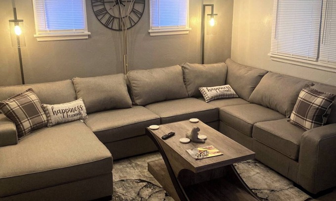 University City House | Smoke Free!The Rock House Bnb, StL. Centrally Located + Park. 8 person Max!