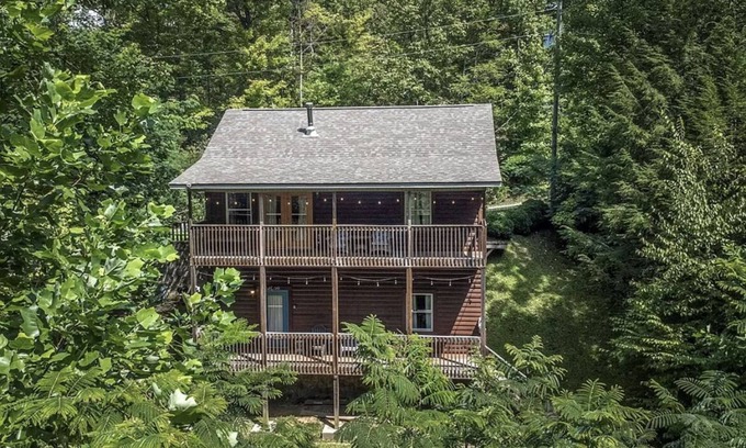 Cosby Cabin | Smokey Mountain Retreat with hot tub and arcade games, sleeps 8!