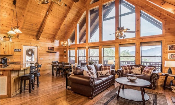 Gatlinburg - Pigeon Forge Cabin | Smokies Mountain Cabin w/Views!! Hot Tub, Game Room, Fire Pit, Grill, WiFi!